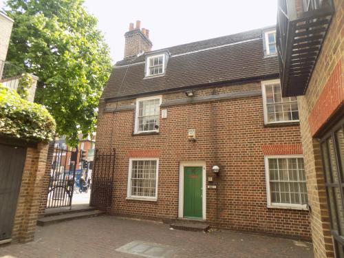 Spencer Court, Wandsworth High Street, Wandsworth, London, SW18