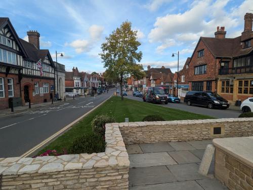 Kiosk Unit, 14 High Street, Haslemere, GU27