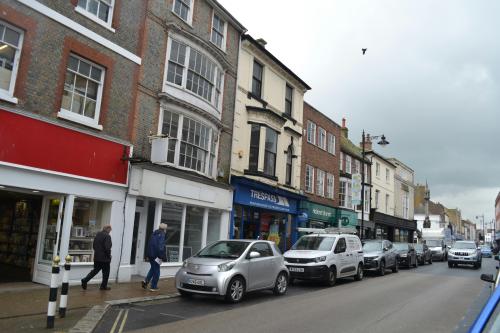 44 High Street, Newport, PO30