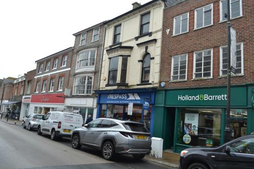 44 High Street, Newport, PO30