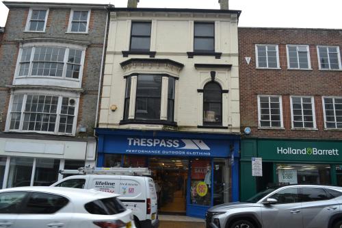 44 High Street, Newport, PO30