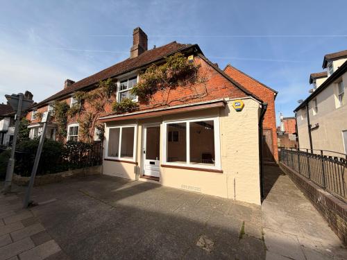 2 Church Street, Storrington, RH20