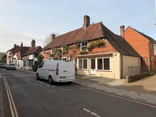 2 Church Street, Storrington, RH20