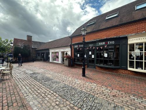 unit 7, Lion & Lamb Yard Shopping Centre, Farnham, GU9