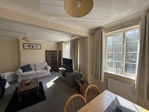 129 Hersham Road, Walton on Thames, KT12