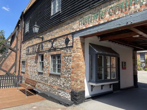 Unit 12 Wilton Village - Shopping & Leisure, King Street, Wilton, SP2