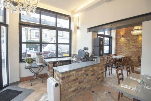 64 Battersea Rise, Clapham, London, SW11