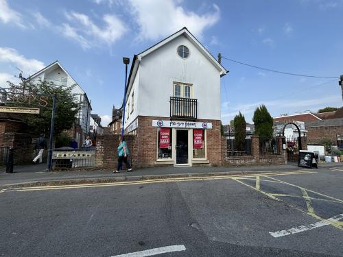 Unit C, 21 Chapel Street, Petersfield, GU32