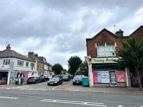 729 Garratt Lane, Earlsfield, London, SW17