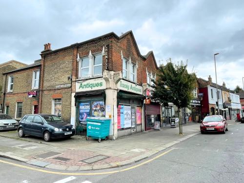 729 Garratt Lane, Earlsfield, London, SW17