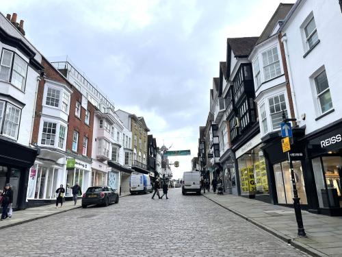 84 High Street, Guildford, GU1