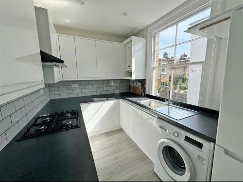 14 Victoria Parade, 293 Sandycombe Road, Kew, Richmond, TW9