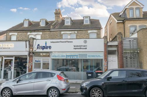 17 Station Road, Finchley Central, London, N3
