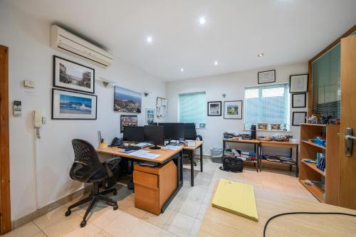17 Station Road, Finchley Central, London, N3