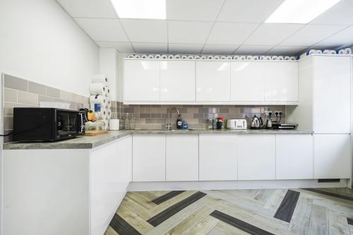 246 Green Lanes, Palmers Green, London, N13
