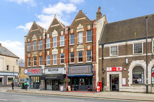 366 Green Lanes, Palmers Green, London, N13