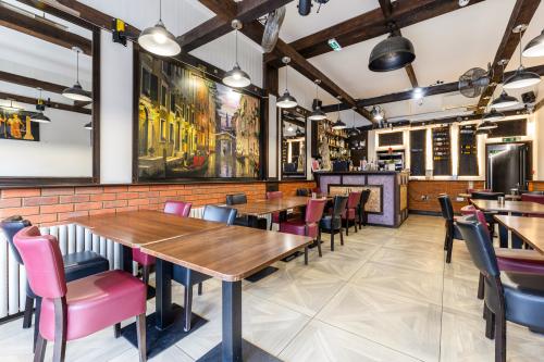 366 Green Lanes, Palmers Green, London, N13