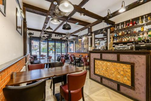 366 Green Lanes, Palmers Green, London, N13