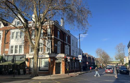 2 Chiswick High Road, Chiswick, London, W4