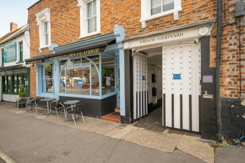 Jordans Courtyard, 8 Upper high Street, Thame, OX9