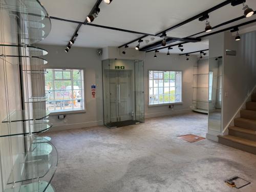 24 The Square, Petersfield, GU32