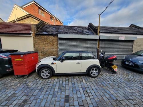 819 High Road, Ilford, IG3
