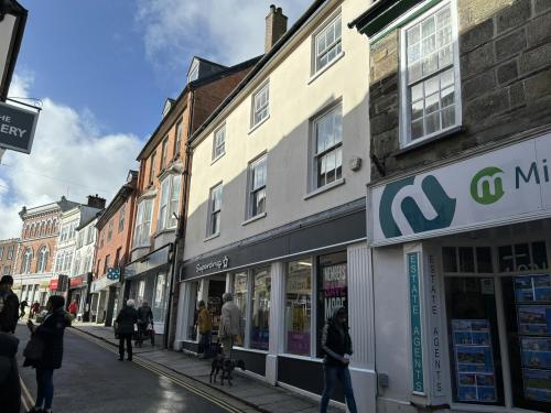 8 High Street, Launceston, PL15