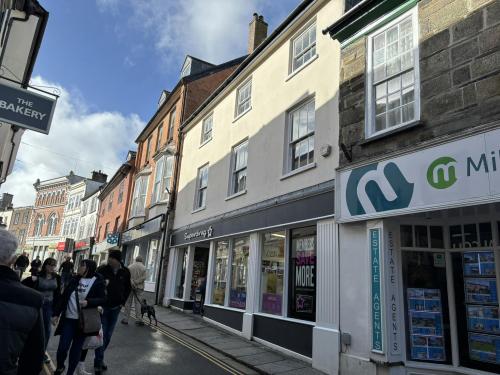 8 High Street, Launceston, PL15