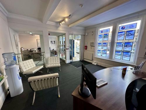 Adelaide House, 17 High Street, Thame, OX9
