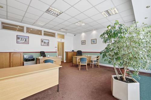 28 Green Lanes, Palmers Green, London, N13