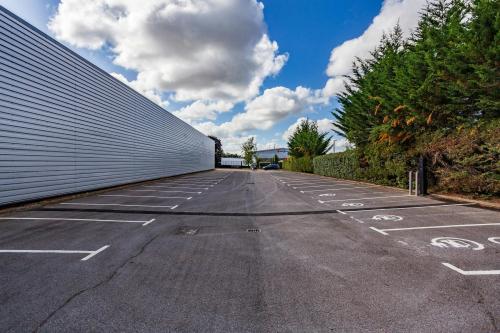 Unit 2, Woodside Industrial Estate, Humphrys Road, Dunstable, LU5