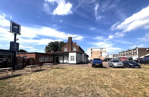 Knight of Aveley Public House, Derry Avenue, South Ockendon, RM15