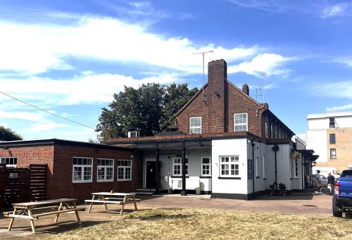 Knight of Aveley Public House, Derry Avenue, South Ockendon, RM15