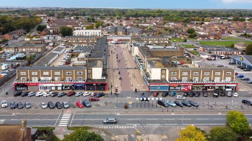 101-111, 125-129 & 131-135 Daiglen Drive Parade, South Ockendon, RM15