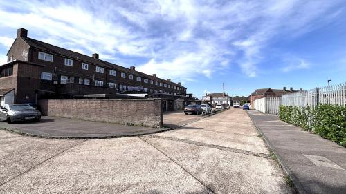 1-10 Broxburn Drive Parade, South Ockendon, RM15