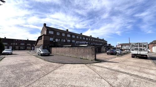 1-10 Broxburn Drive Parade, South Ockendon, RM15