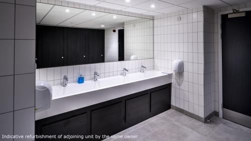 Unit 21, Mitcham Industrial Estate, Streatham Road, Mitcham, CR4