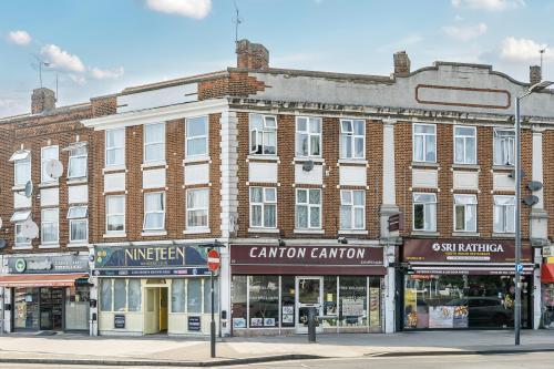 20 North Parade, Mollison Way, Edgware, HA8