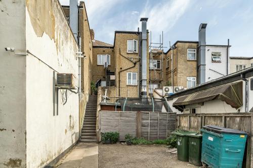 20 North Parade, Mollison Way, Edgware, HA8