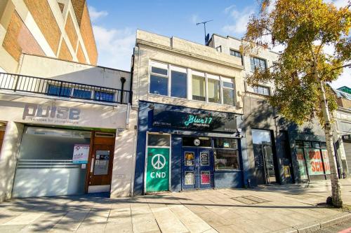 162 Holloway Road, Holloway, London, N7