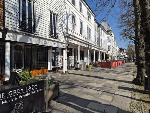 68 The Pantiles, Tunbridge Wells, TN2