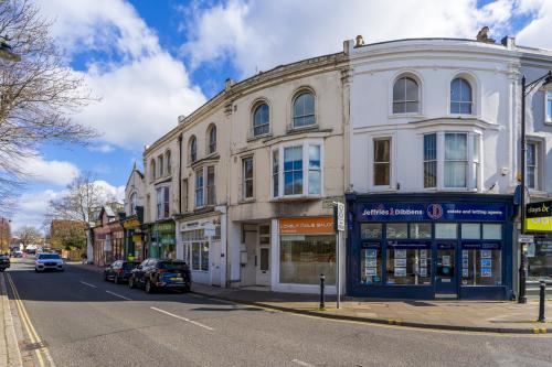 2 Grove Road South, Southsea, PO5