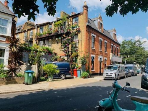 398 Richmond Road, East Twickenham, TW1