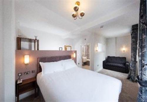 The Kings Arms Hotel, 2 Lion Gate Hampton Court Road, East Molesey, KT8