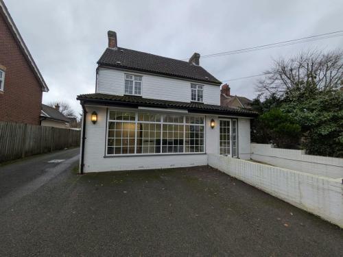 Ivy Lodge, Portsmouth Road, Milford, GU8