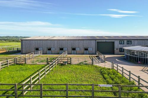 Banbury Road, Stonecroft Equestrian Centre, Oxhill, Kineton, CV35