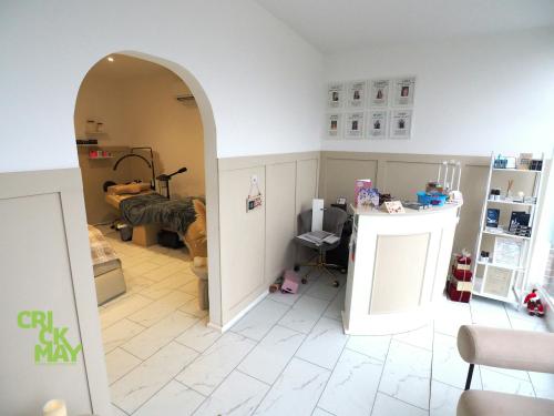 1 The Parade, Caterways, Horsham, RH12