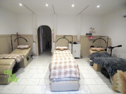 1 The Parade, Caterways, Horsham, RH12