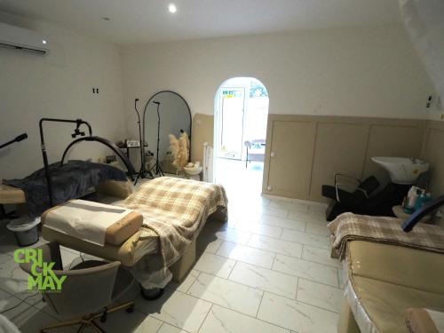 1 The Parade, Caterways, Horsham, RH12