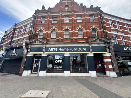 1 Aldermans Hill, Palmers Green, London, N13